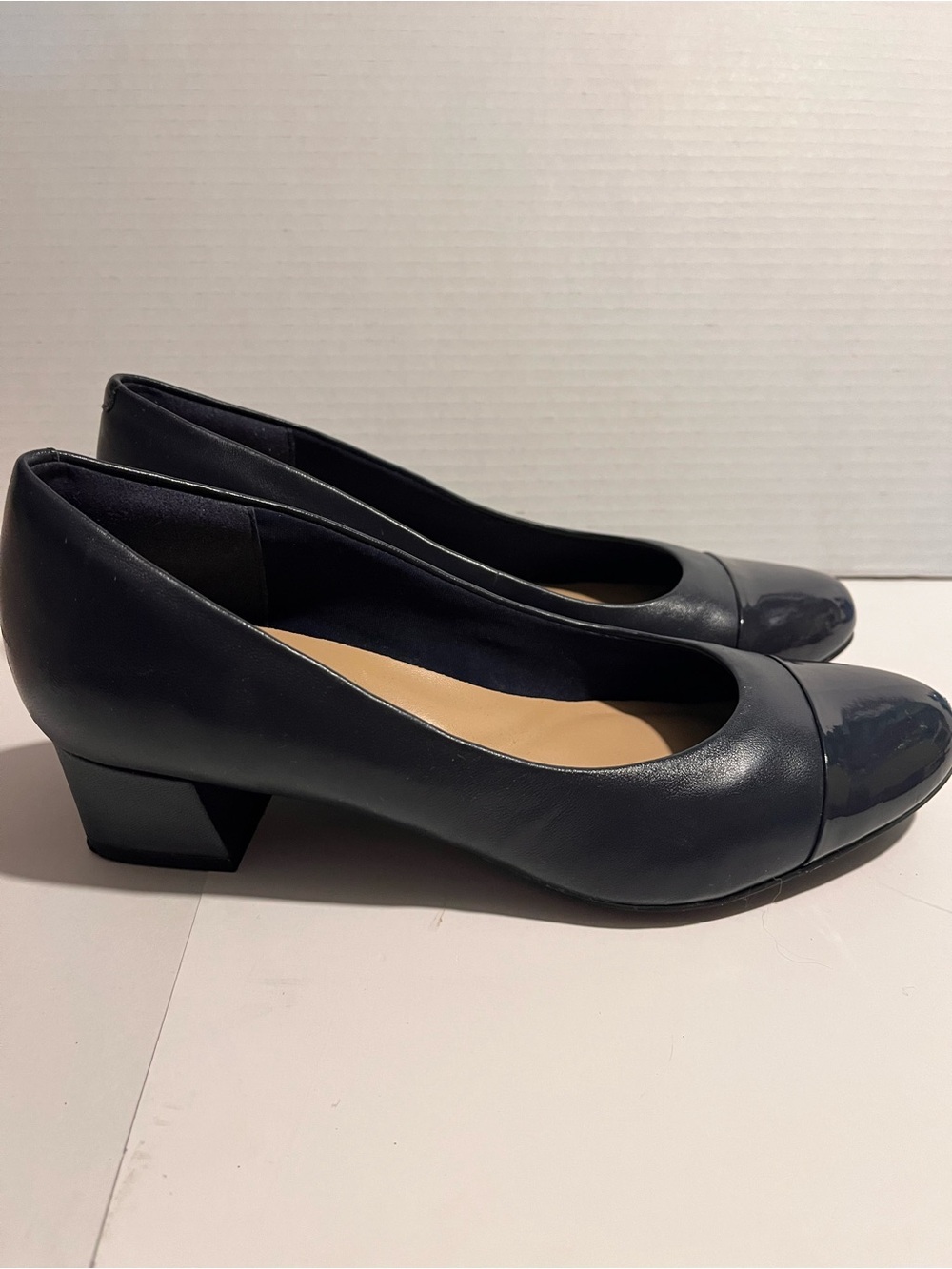 Easy Spirit Libie Classic Women's Navy Low Heel Pumps . Size 6M. Box.